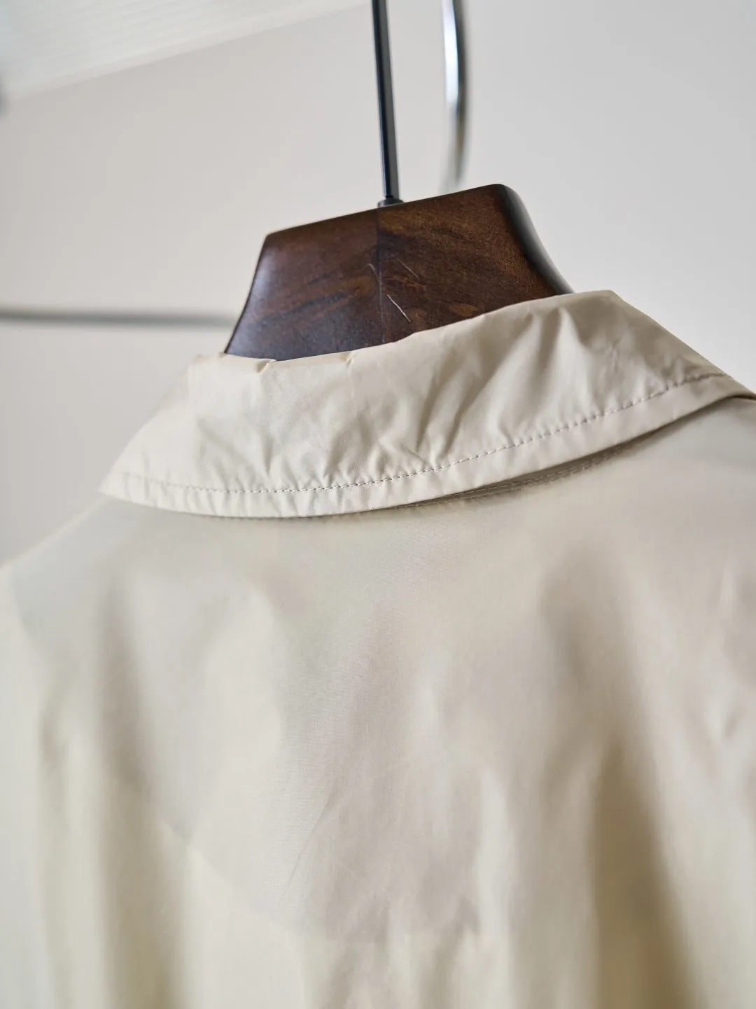 [Real auction] Acne Studios logo zipper nylon zipper jacket [In Stock] 44 46 48 50 Customized mist functional nylon. Fluffy and crisp, light and comfortable. Gray tone is warm and elegant. The matte texture shows restraint and high-end. The lapel zipper outlines a neat minimalist silhouette. The elastic gathers carve out exquisite body proportions. The Acne Studios STOCKHOLM Classic logo is engraved on the back. Integrate Scandinavian minimalist aesthetics with street texture. Hidden brand recognition in simple silhouettes. Casual wear shows street elegance. Use glue graffiti printing. The printing has been modified three times with film screens. Use glue liquid paint to print the pattern on the fabric. Bake the fabric to fix the printed pattern, and then open the bag with a template machine. The preset template guides the position, shape and size of the bag. Accuracy ensures the quality of the bag opening effect, loose version.